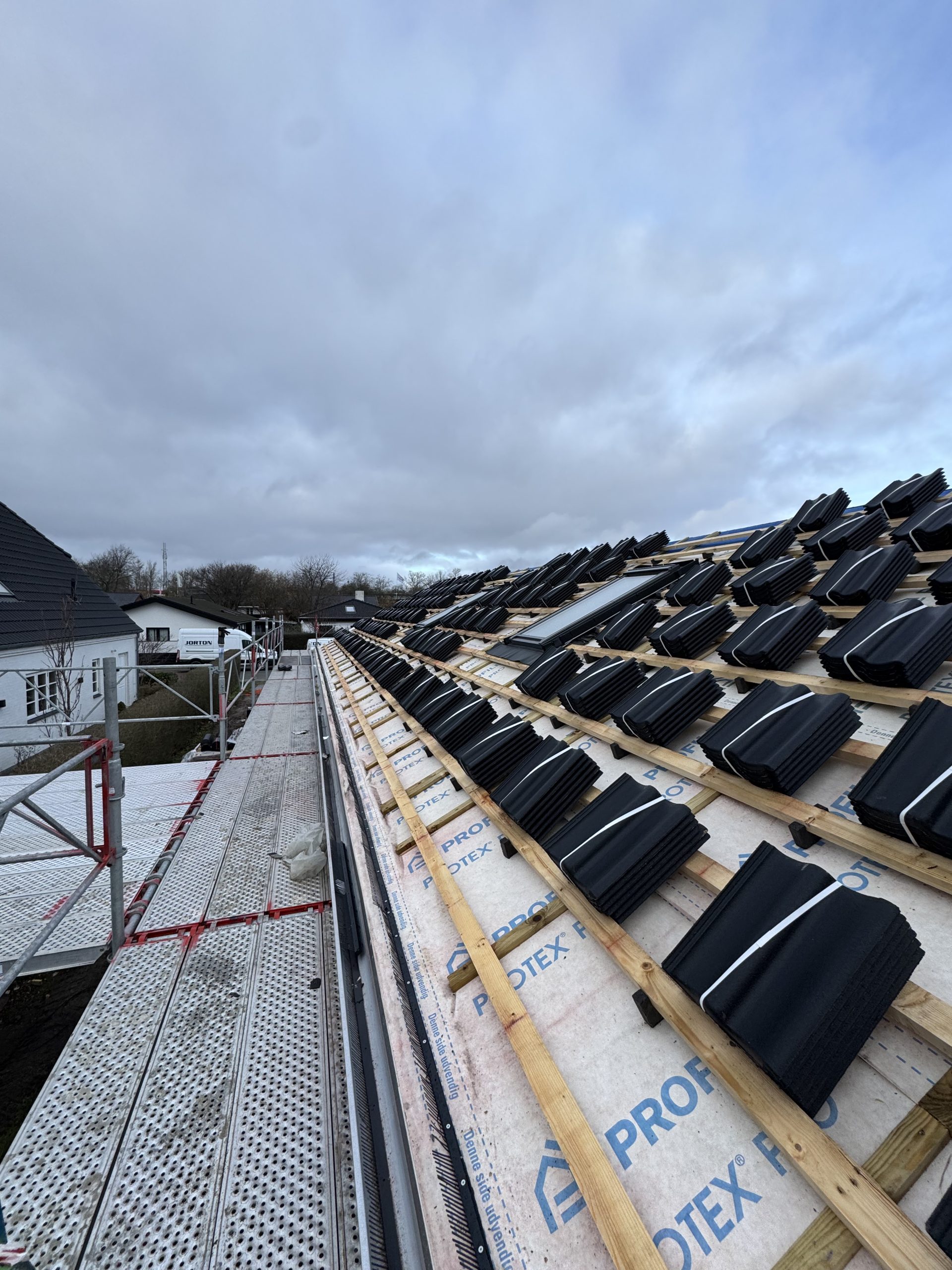 Tag under installation med PROTEX undertag