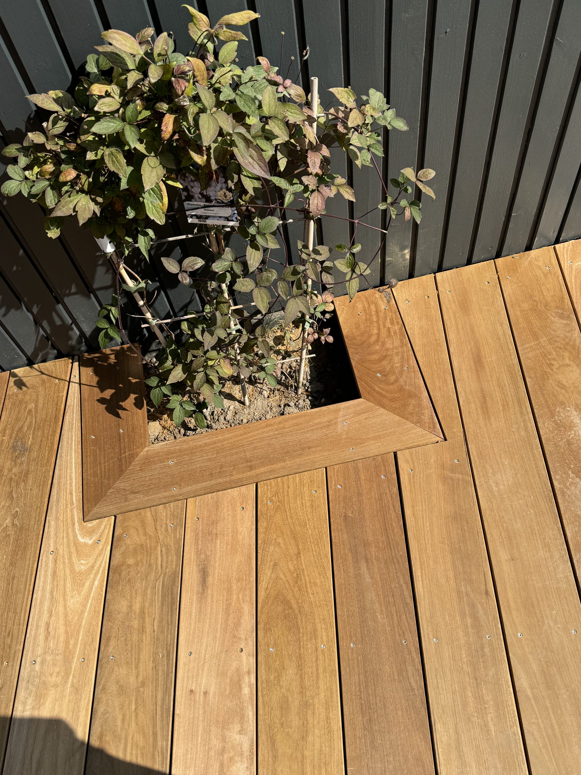 Terrasse med integrerede plantekasser